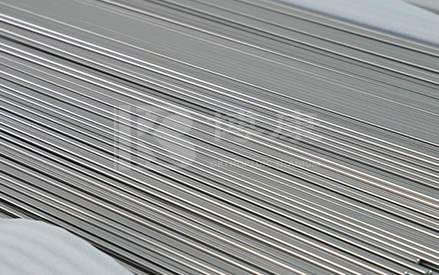 Hvordan er en titanmetallstang sammenlignet med rustfritt stål eller aluminiumstenger?